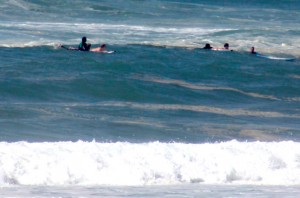 Intervention de 4 surfeurs sur 2 nageurs en avant saison sur la plage de Lacanau Océan.