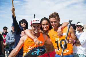 Titouan Puyo, Olivia Piana et Arthur Arutkin tous médaillés lors de la première journée de l'Oxbow EuroSup à Lacanau. © Anoine Justes et Guillaume Arrieta