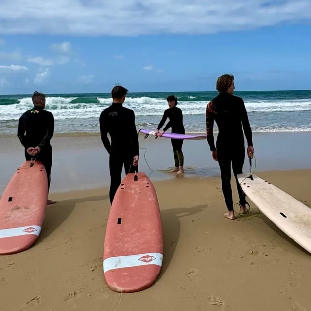 Nouvelle promo du Brevet d’Initiateur Fédéral 2025 !
Ils sont 9 🏄‍♂️🏄‍♀️ venus de Nouvelle-Aquitaine et de Bretagne à se lancer dans l’aventure de l’enseignement du surf ! 🌊🔥

Après deux premiers week-ends de formation en mars, place à 4 jours intensifs consacrés à la pédagogie 📚 et à la sécurité 🚨, encadrés par notre agent de développement du Comité @yoann_galissaire 

Prochaine étape : retour dans leurs clubs pour mettre en pratique ce qu’ils ont appris… avant de se retrouver en septembre pour l’examen final ! 📆

Au programme :
• Présentation de leur structure 📝
• 4 séances d’initiation avec différents publics 👥
• 2 épreuves : technique surf 🏄 & sauvetage 🛟

Bravo à cette promo motivée qui incarne la relève de l’encadrement surf !

Intervenants 2025: #MartinVignes #ClementFritz #AnthonyBeugniot #VincentLeCorno #YoannGalissaire

#BIF2025 #FormationSurf #SurfGironde #ComitéSurfGironde #InitiateurFédéral #FFSurf #NouvelleAquitaine #Bretagne #SurfEducation #SurfCommunity 🌊💪